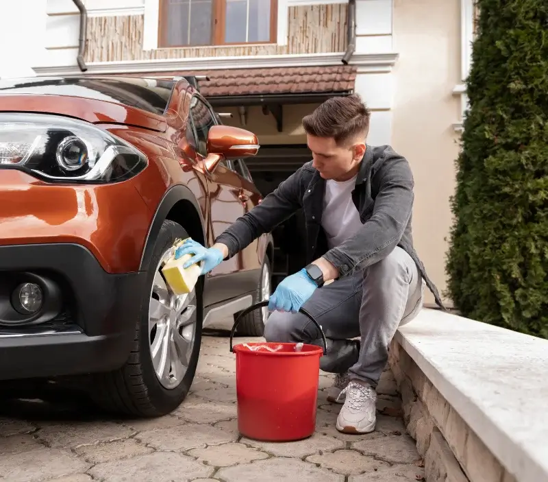 Lavage auto à domicile Fontenay-Saint-Père : professionnel intervenant sur un véhicule